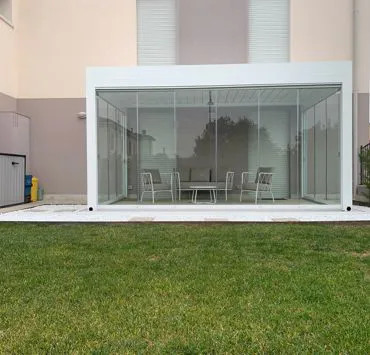 Pergola bioclimatica con chiusure vetrate e tende filtranti