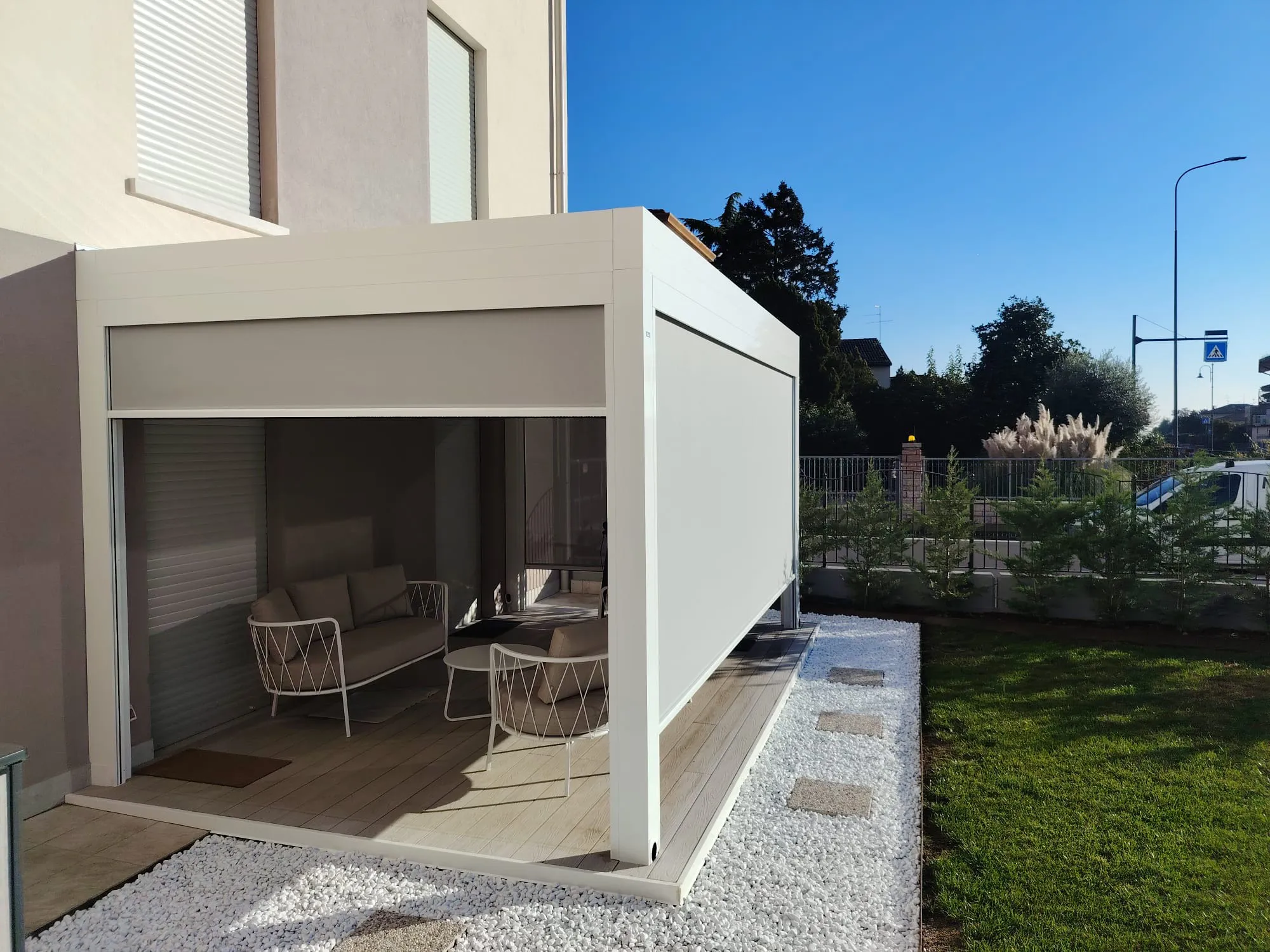 Pergola bioclimatica con chiusure perimetrali 