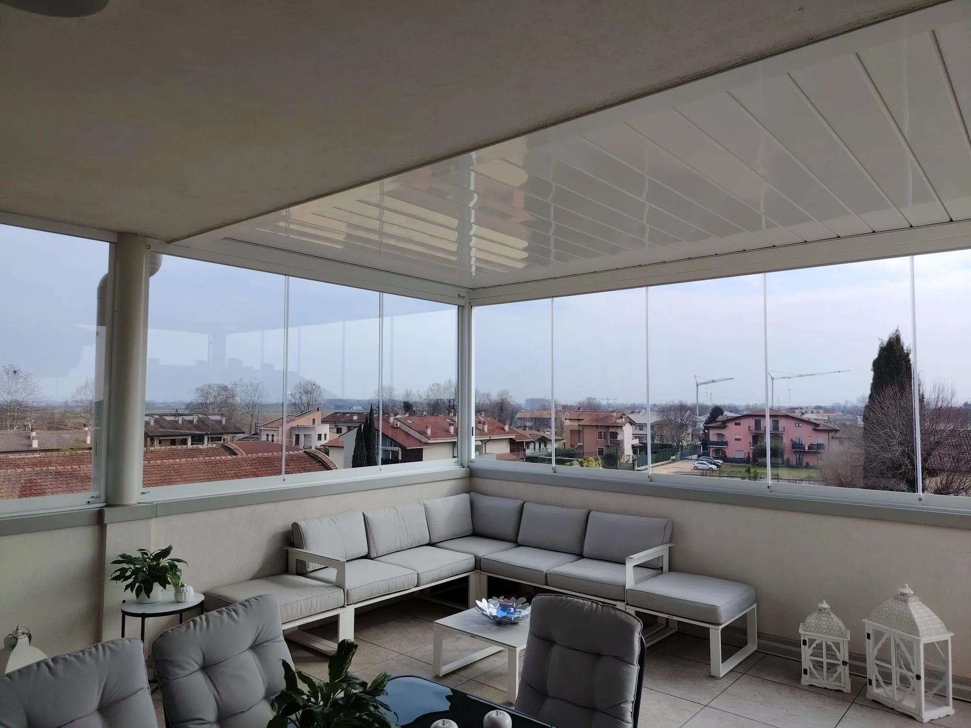 Pergola bioclimatica con chiusure vetrate scorrevoli