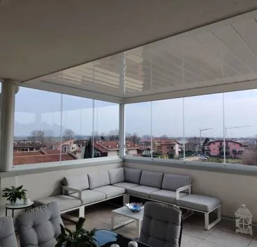 Pergola bioclimatica con chiusure vetrate scorrevoli