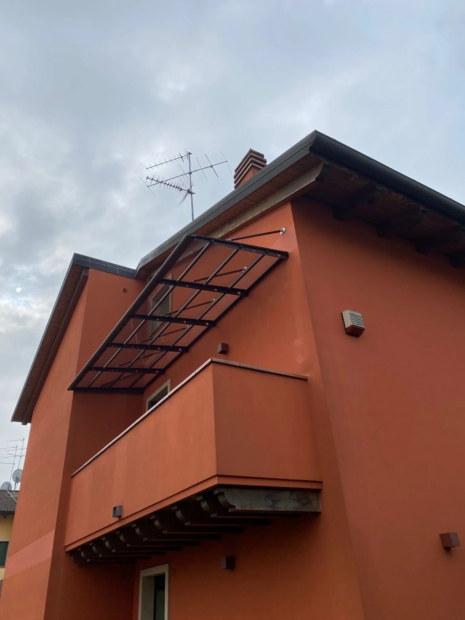 Pensilina con tiranti in acciaio