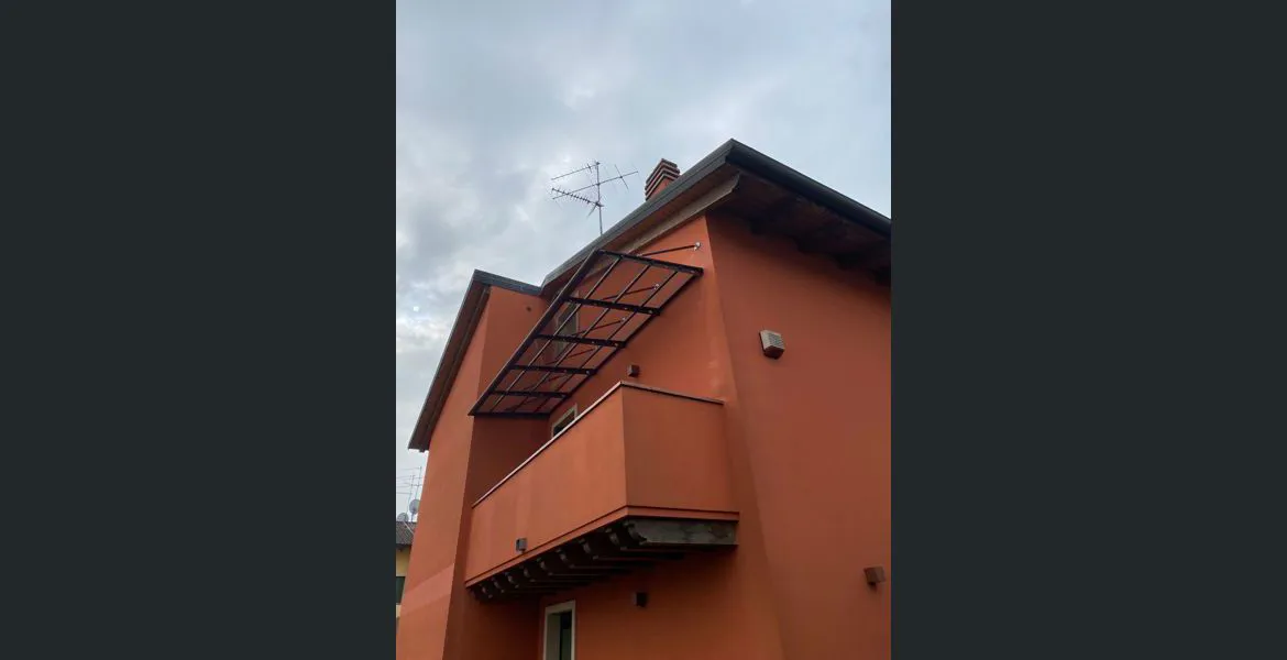 Pensilina con tiranti in acciaio