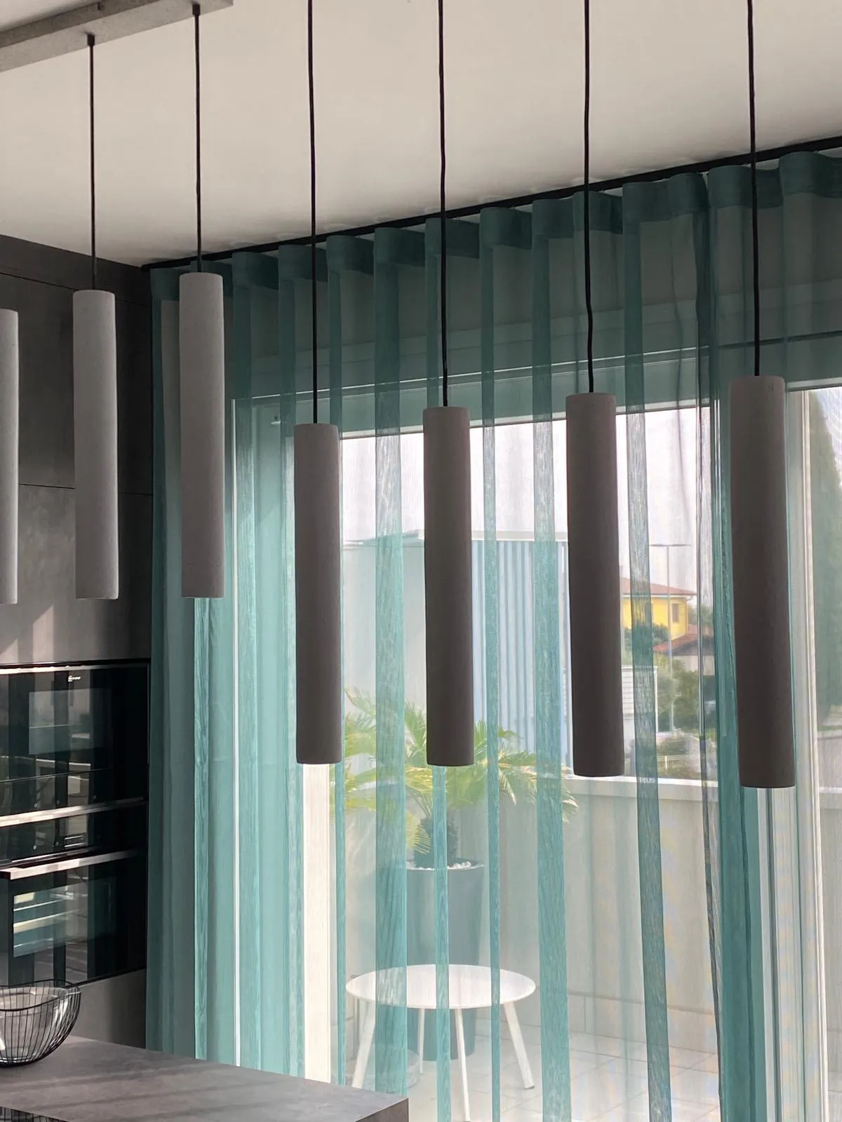 Tenda festone ad onda installata su binario a soffitto