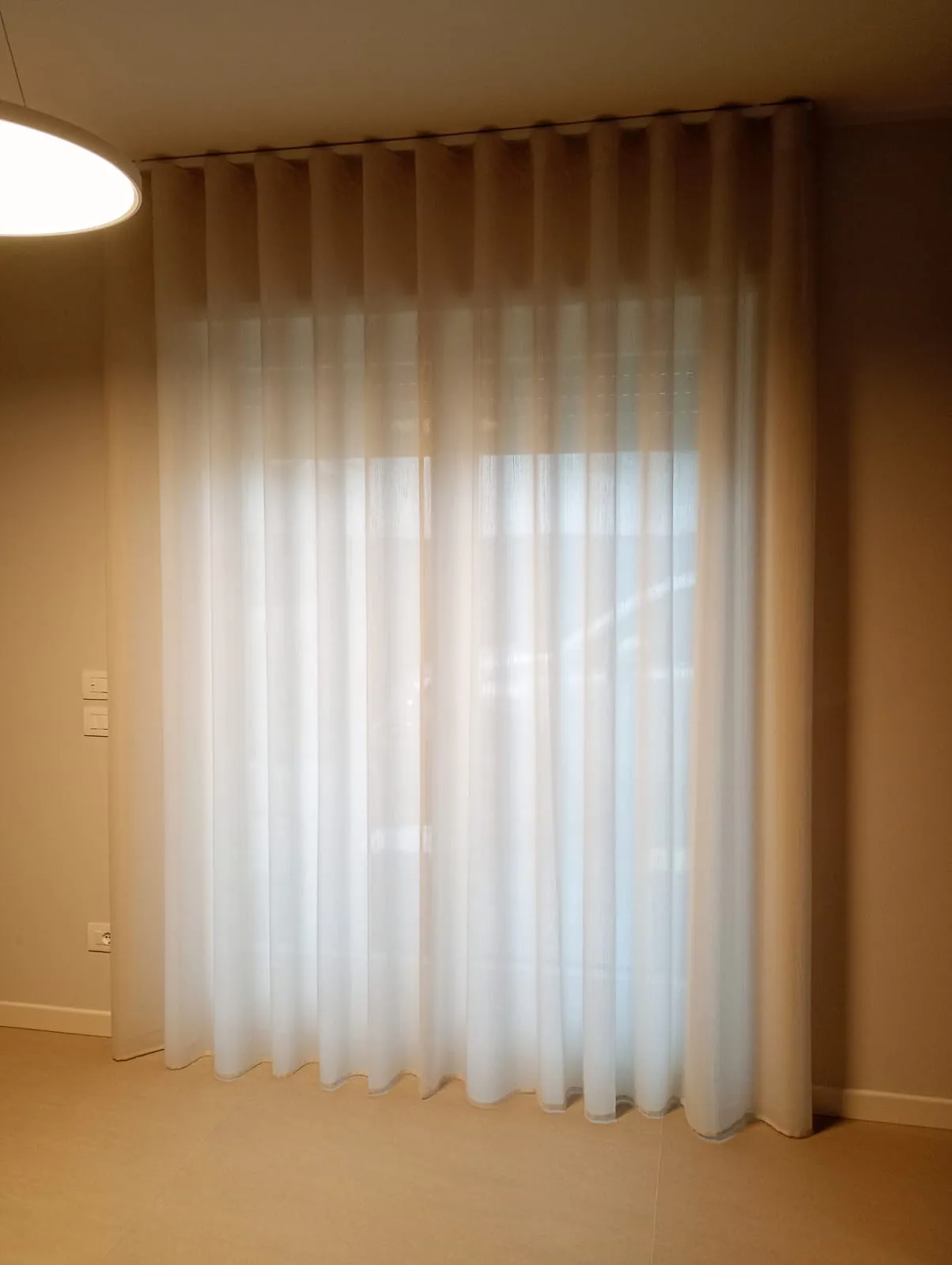 Tenda ad onda su binario a soffitto