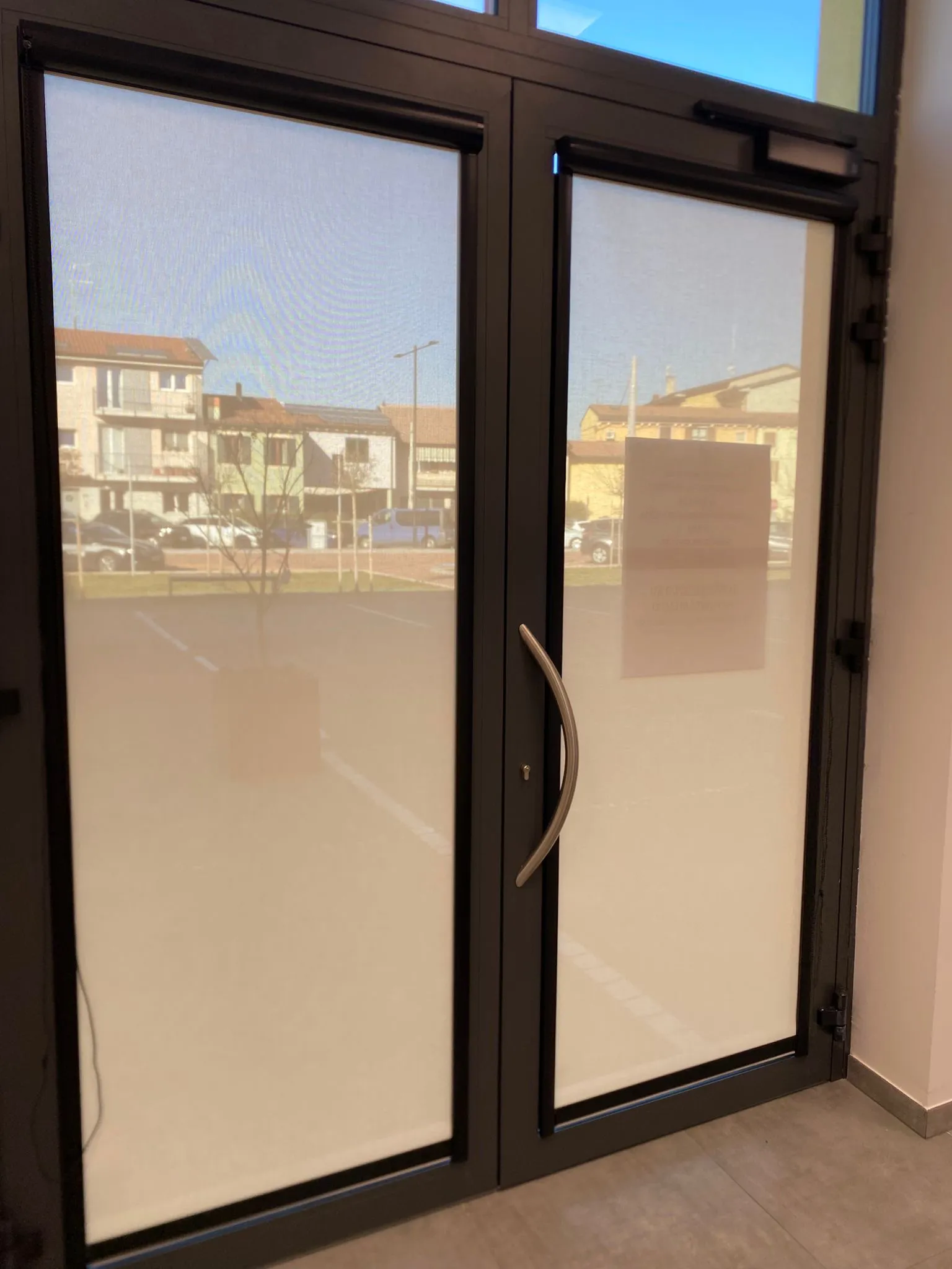 Tenda a rullo installata su serramento ufficio per schermare luce