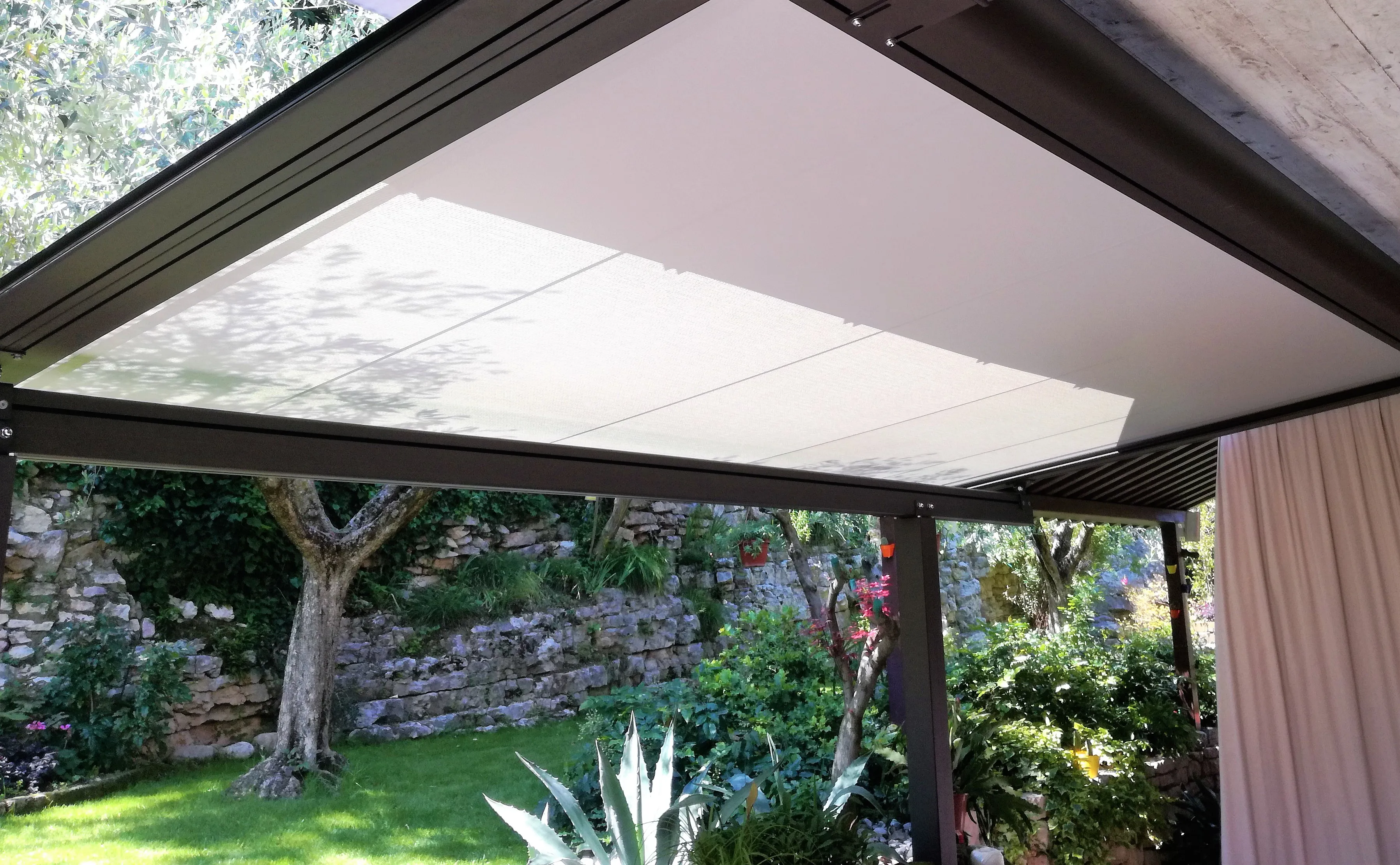 pergola addossata con telo impacchettabile
