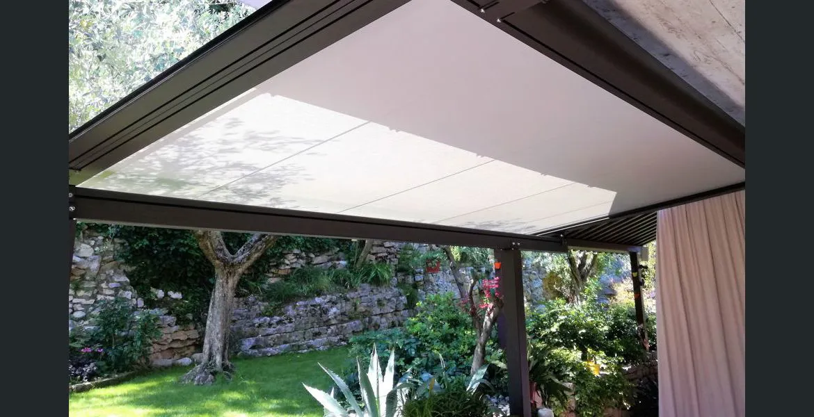 pergola addossata con telo impacchettabile