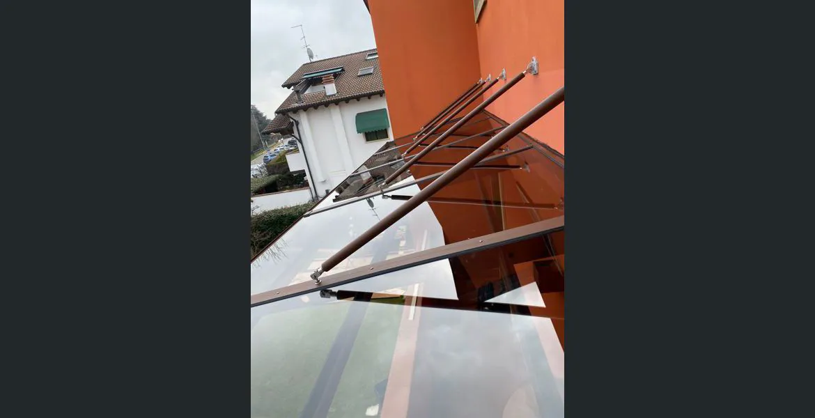Pensiline in alluminio e policarbonato